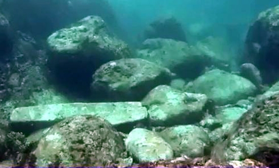 Cùng với các mảnh gốm sứ, nhiều phiến đá cổ được tìm thấy, đã chứng tỏ đây là vết tích của hai con tàu cổ bị đắm trên vùng biển này