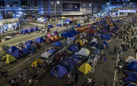 Hàng trăm lều trại được dựng lên trên các đường phố trung tâm Hong kong (Ảnh Reuters)