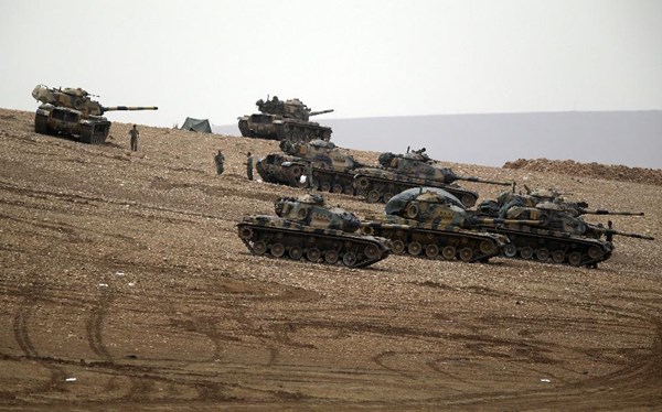 Xe tăng Thổ Nhĩ Kỳ trên biên giới đối diện với thành phố Kobani của Syria (Ảnh: AP)