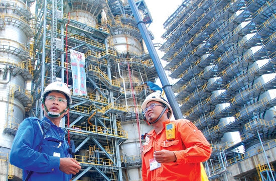  Công ty TNHH Lọc hóa dầu Bình Sơn, đơn vị quản lý, vận hành NMLD Dung Quất, đã trở thành đầu tàu của kinh tế Quảng Ngãi, khi chiếm đến 80% giá trị sản xuất công nghiệp, mỗi năm đóng góp 85% tổng thu ngân sách của tỉnh.      Ảnh: HOÀNG TRIỀU