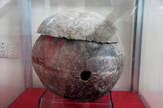 Mộ vò bằng gốm được khai quật ở suối Chình (Lý Sơn) năm 2000.