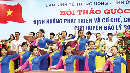 Sinh viên Trường ĐH Phạm Văn Đồng tham gia biểu diễn văn nghệ khai mạc Hội thảo quốc gia về định hướng phát triển và cơ chế, chính sách đặc thù cho huyện đảo Lý Sơn.