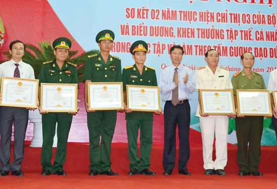 Thượng tá Lê Văn Đình (thứ 3 từ trái qua) được biểu dương tại Hội nghị sơ kết 2 năm thực hiện Chỉ thị 03 về học tập làm theo tấm gương đạo đức Hồ Chí Minh năm 2013.