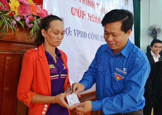 Phó Bí thư Thường trực Tỉnh đoàn Nguyễn Hoàng Hiệp trao thẻ BHYT cho người dân Phổ Thạnh (Đức Phổ).