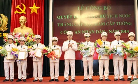 Bộ trưởng Trần Đại Quang trao Quyết định của Chủ tịch nước cho các đồng chí được thăng cấp bậc hàm cấp Tướng. Ảnh: CAND 