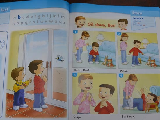 Nhiều phụ huynh lo lắng vì trẻ nói tiếng Việt chưa rành đã phải học tiếng Anh.