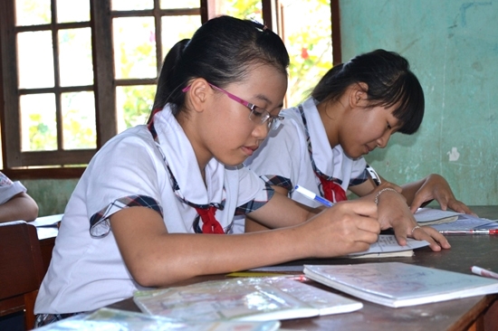 Em Trần Thị Huyền Trang (đeo kính) đang chăm chỉ học tập cùng các bạn.