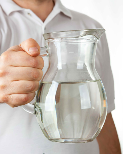Uống đủ lượng nước cần thiết sẽ giảm nguy cơ sỏi thận tái phát - Ảnh: Shutterstock