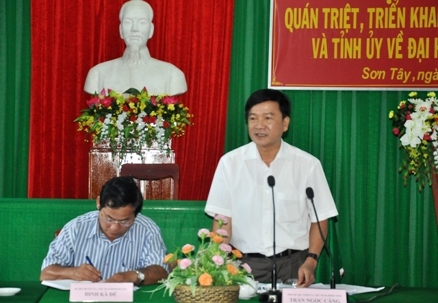 Phó Bí thư Thường trực Tỉnh ủy, Chủ tịch HĐND tỉnh Trần Ngọc Căng phát biểu tại buổi làm việc