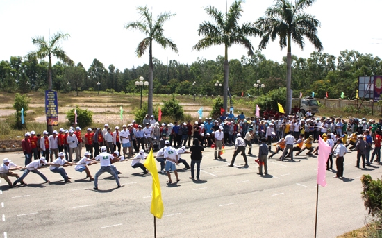  Người lao động tham gia trò chơi tại ngày hội công nhân ở Khu kinh tế Dung Quất.                     