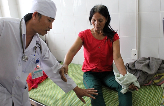 Bệnh nhân Bùi Thị Tuyết đang được điều trị tại Khoa nội tổng hợp, Bệnh viện Đa khoa Quảng Ngãi