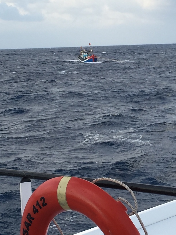 Sau một ngày đêm vật lộn với gió cấp 7, tàu SAR 412 của Trung tâm tìm kiếm cứu nạn hang hải VN đã cứu 8 ngư dân gặp nạn gần đảo Bông Bay thuộc quần đảo Hoàng Sa, đưa vào bờ an toàn.
