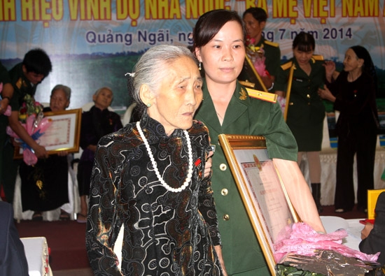 Chăm lo cho người có công cách mạng là đạo lý và trách nhiệm của các thế hệ. Trong ảnh: Cán bộ khối lực lượng vũ trang chăm sóc Mẹ Việt Nam                        Anh hùng.