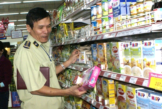 Lực lượng quản lý thị trường tỉnh kiểm soát tình hình lưu thông sữa trên thị trường.