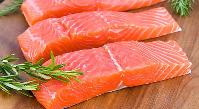 Cá hồi giàu acid béo omega-3 tốt cho người bị sa sút trí tuệ.