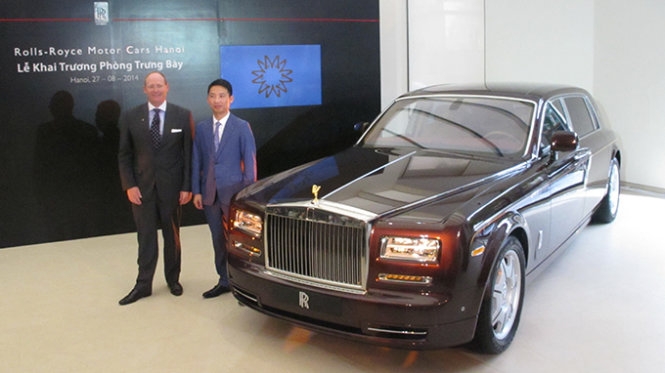 Ngày 27-8, hãng xe siêu sang Rolls-Royce chính thức đặt phòng trưng bày đầu tiên tại Hà Nội. Ngay lập tức, chiếc xe Phantom có tên Mặt trời phương Đông chỉ sản xuất duy nhất một chiếc trên thế giới đã được bán! - Ảnh: C.V.K.
