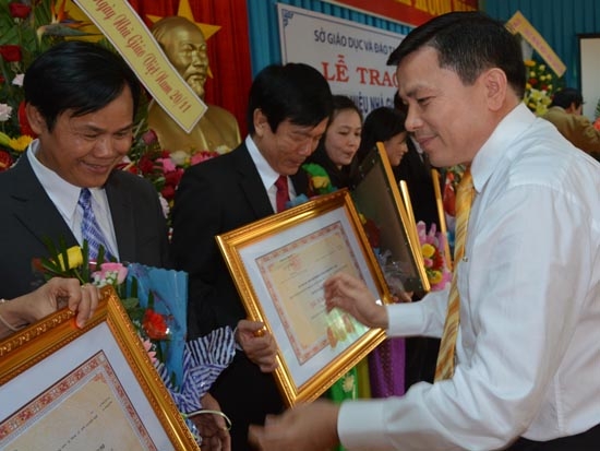 Phó Bí thư Tỉnh ủy Trần Văn Minh trao danh hiệu Nhà giáo ưu tú cho các giáo viên, nhà quản lý giáo dục.