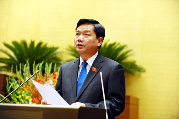 Bộ trưởng Đinh La Thăng trả lời chất vấn của các đại biểu. Ảnh: Lã Anh