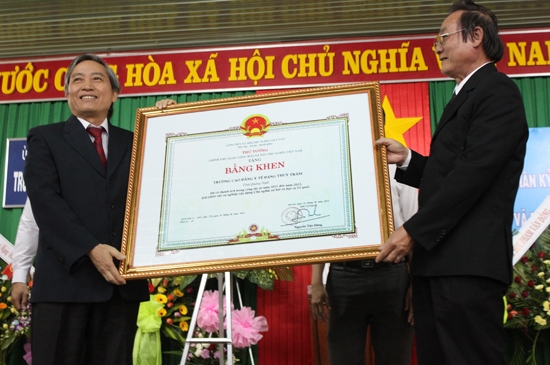 Phó Chủ tịch Thường trực UBND tỉnh Lê Quang Thích trao bằng khen của Thủ tướng Chính phủ cho lãnh đạo nhà trường