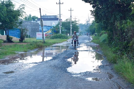 Chỉ cần một cơn mưa nhỏ, tuyến đường DH530 đã xuất hiện nhiều “ao” nước gây nguy hiểm cho người dân đi lại.