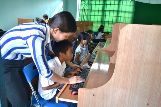 Ứng dụng CNTT trong trường học mang lại nhiều lợi ích, nhưng toàn huyện Tây Trà hiện chỉ mới có Trường Tiểu học Trà Phong có phòng thực hành tin học.