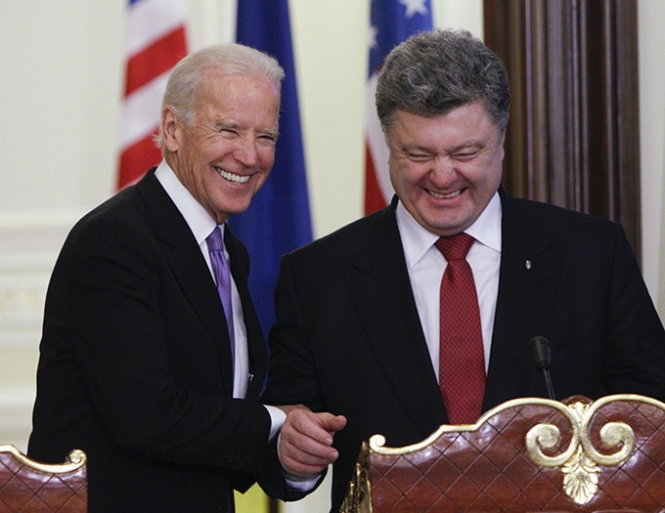 Phó tổng thống Mỹ Joe Biden (trái) gặp Tổng thống Ukraine Petro Poroshenko tại Kiev ngày 21-11 2014 - Ảnh: Reuters
