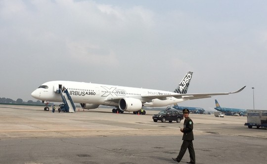 Trong hành trình vòng quanh Châu Á với điểm đến là 5 thành phố, hôm nay (22-11), chiếc máy bay A350 XWB-900 của Airbus đã bay trình diễn ấn tượng ở sân bay quốc tế Nội Bài (Hà Nội).