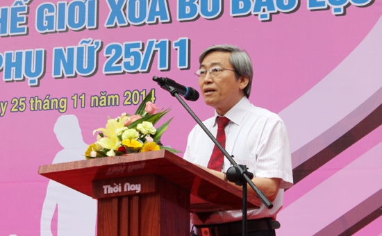 Phó chủ tịch Thường trực UBND tỉnh Lê Quang Thích phát biểu tại lễ mít tinh