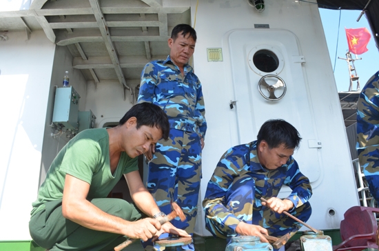 Đại úy Ngô Thanh Châu (bên  trái) cùng đồng đội bảo dưỡng tàu nhằm đảm bảo an toàn cho những chuyến đi cứu nạn trên biển. Nghĩa Hiệp: