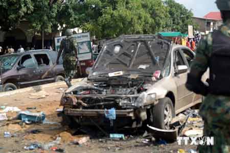 Binh sỹ Nigeria điều tra tại hiện trường một vụ đánh bom (nguồn: AFP/TTXVN)