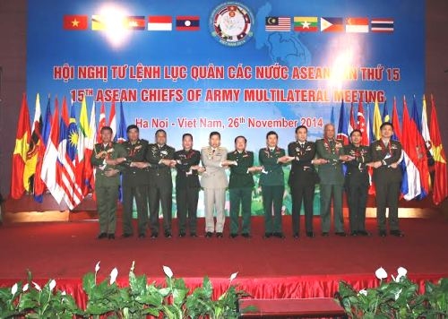 Thượng tướng Đỗ Bá Tỵ chụp ảnh cùng Tư lệnh Lục quân các nước tham dự hội nghị.