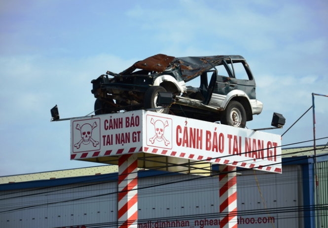 Biển cảnh báo TNGT bằng chiếc ôtô trong một vụ tai nạn - Ảnh: Doãn Hoà