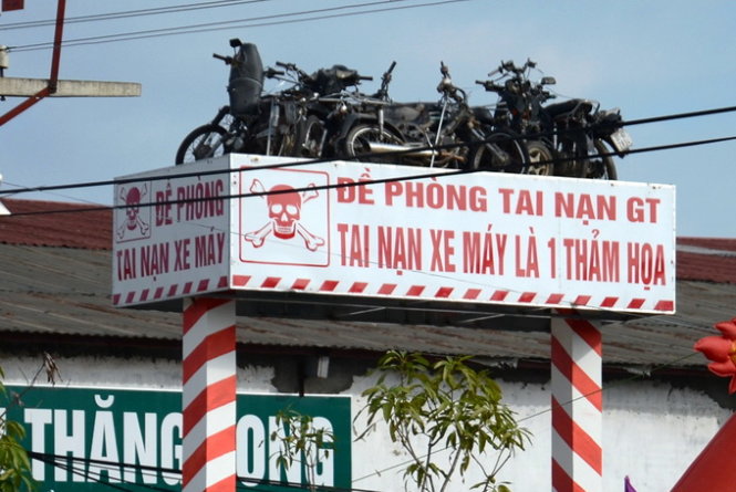 Biển cảnh báo TNGT bằng 8 chiếc xe gắn máy - Ảnh: Doãn Hoà
