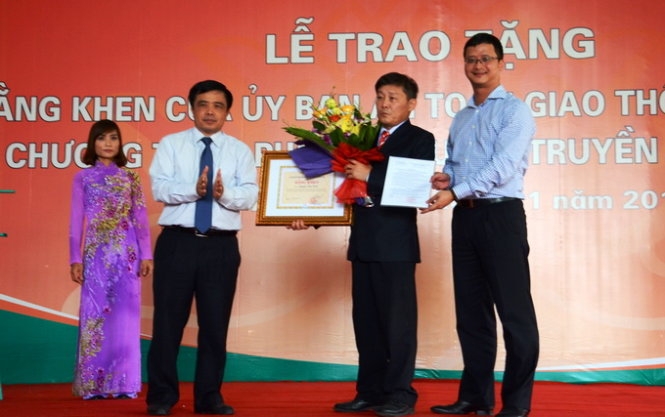 Uỷ ban an toàn giao thông Quốc gia trao bằng khen cho ông Nguyễn Tiến Định - Ảnh: Doãn Hoà