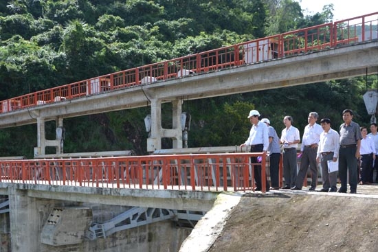 Phó Chủ tịch UBND tỉnh Phạm Trường Thọ kiểm tra công trình Hồ Chứa nước Diên Trường, xã Phổ Khánh (Đức Phổ).
