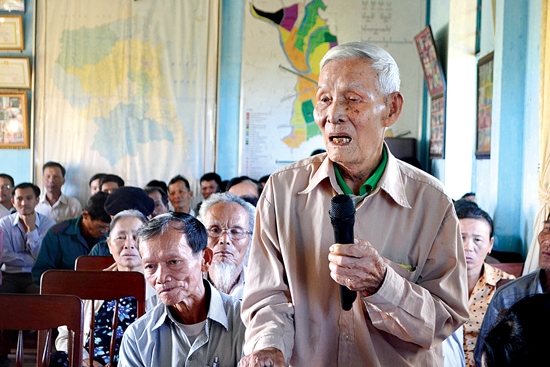 Ông Nguyễn Diệu, thôn Mỹ Lộc kiến nghị với Bí thư Thành ủy Quảng Ngãi.