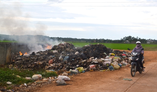 Vì không có phương tiện vận chuyển, nên rác thải sau thu gom tại xã Đức Thạnh chỉ có thể tập trung về bãi trung chuyển ngay sát tuyến đường liên thôn.