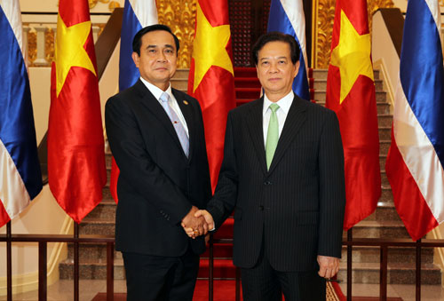 Thủ tướng Nguyễn Tấn Dũng với Thủ tướng Thái Lan Prayuth Chan-ocha. Ảnh: TTXVN