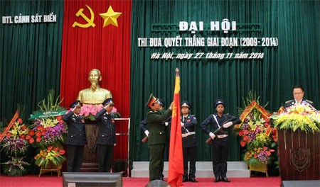 Thượng tướng Nguyễn Thành Cung gắn Huân chương Bảo vệ Tổ quốc hạng nhất lên quân kỳ quyết thắng của Cảnh sát biển Việt Nam. Ảnh Qđnd.vn