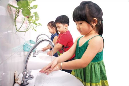  Tập cho trẻ thói quen rửa tay sạch sẽ để phòng nhiễm giun, sán.Ảnh: Hoa Hồng