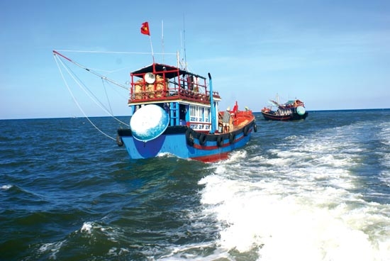 Tàu thuyền Tổ đội đánh bắt xa bờ ở huyện Lý Sơn vươn khơi.