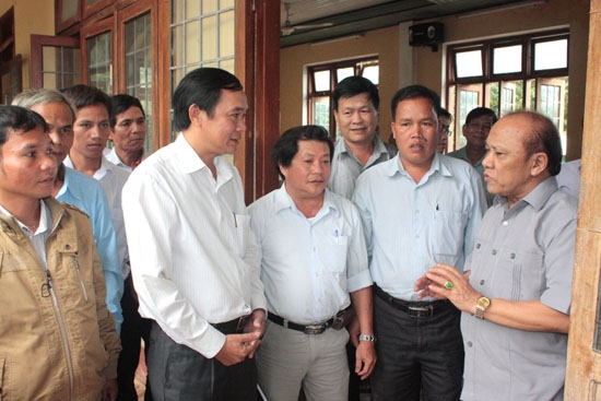 Ông Mã Điền Cư - Phó Chủ tịch Hội đồng Dân tộc của Quốc hội (bìa phải) trao đổi với cử tri xã Trà Lâm (Trà Bồng) về các chính sách đầu tư cho vùng đồng bào dân tộc thiểu số của Đảng.                   ảnh: BS