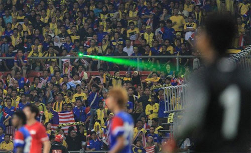  Chiếu đèn laser là "đặc sản" xấu xí mà CĐV Malaysia thường dành cho các đối thủ. Ảnh: DK.