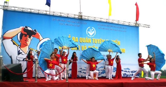 Đội Tuyên truyền Văn hóa tỉnh thực hiện tiết mục văn nghệ tuyên truyền bảo vệ chủ quyền biển đảo tại cảng cá Tịnh Hòa (TP.Quảng Ngãi).