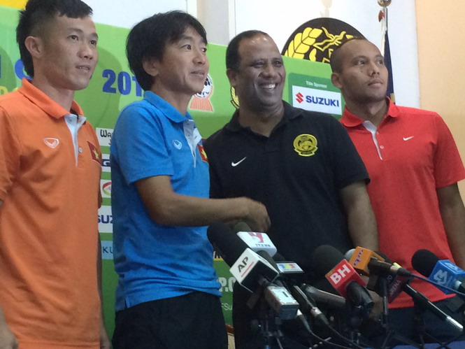   HLV Miura và đội trưởng Tấn Tài bắt tay với HLV Salleh của Malaysia