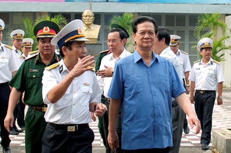 Thủ tướng Nguyễn Tấn Dũng thăm Tổng công ty Ba Son - Ảnh: VGP/Nhật Bắc