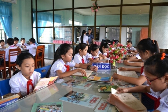 Các em học sinh ở Trường THCS Nghĩa Kỳ (Tư Nghĩa) say mê đọc sách ở thư viện.