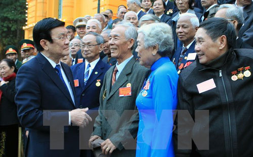  Chủ tịch nước Trương Tấn Sang với các đại biểu. (Ảnh: Nguyễn Khang/TTXVN)