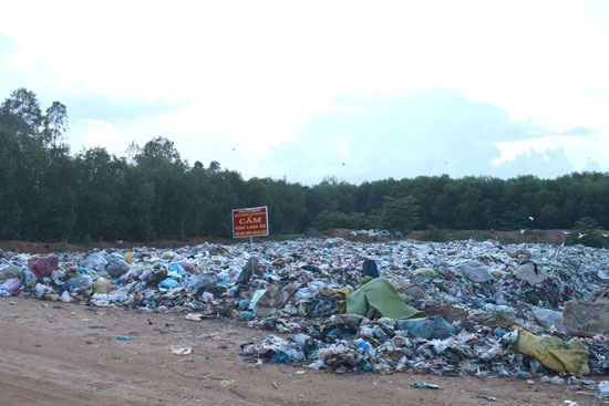 Rác thải đổ không đúng nơi quy định tại bãi rác Đồng Nà.