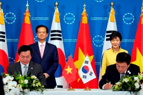 Lãnh đạo hai nước đã chứng kiến lễ ký kết Biên bản thỏa thuận về kết thúc đàm phán Hiệp định thương mại tự do Việt Nam – Hàn Quốc. Ảnh VGP/Nhật Bắc